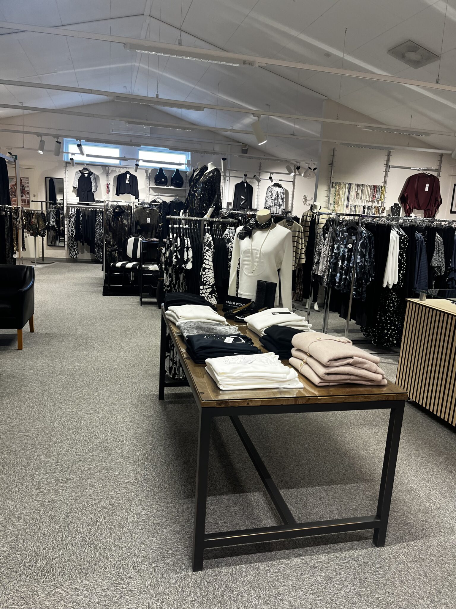 Butik med tøj og festkjoler i Rødding